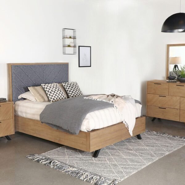 Taylor 4-piece Eastern King Bedroom Set Light Honey Brown